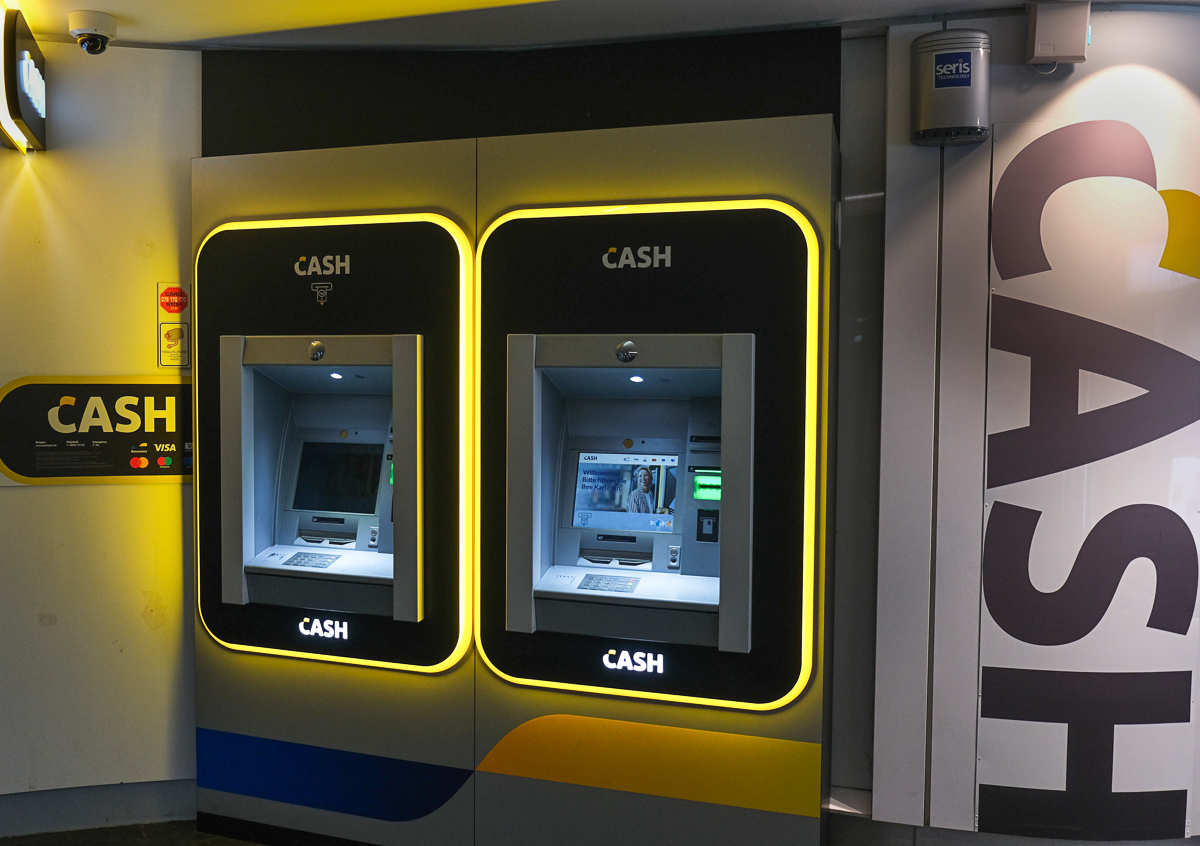 Deux nouveaux distributeurs d’argent Batopin sur le parking du supermarché à Cointe
