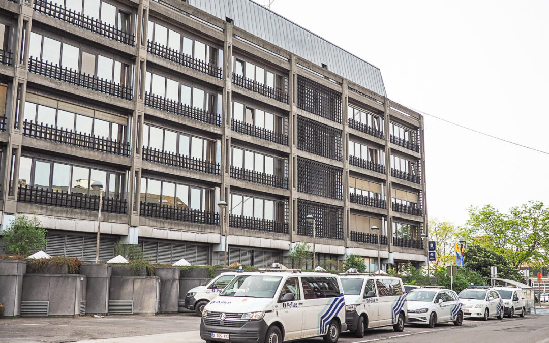 Tout rassemblement de plus de deux personnes est interdit devant l’hôtel de police rue Natalis