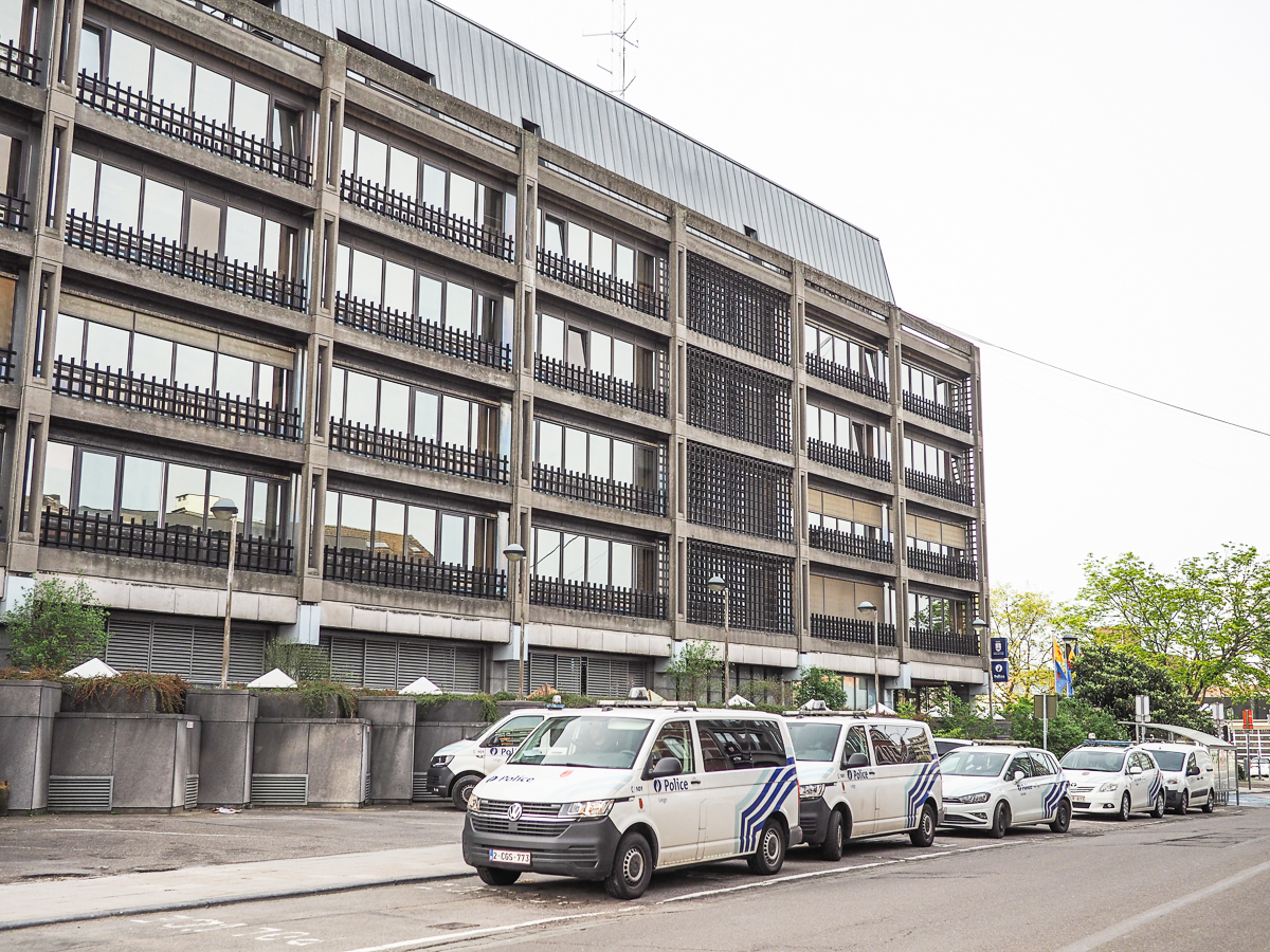 Tout rassemblement de plus de deux personnes est interdit devant l’hôtel de police rue Natalis